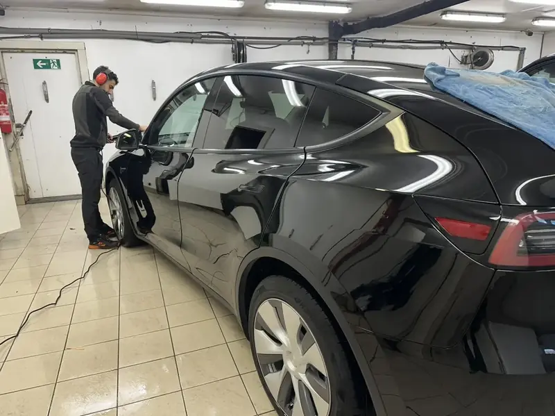 Polering av svart Tesla Model Y i verkstedet til Snippen Bilpleie i Bodø